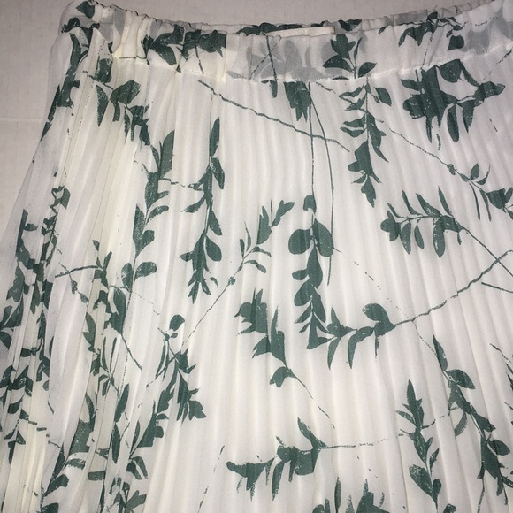 Club Monaco Pleated Floral Midi Skirt – XS, Romantic & Lightweight - Picture 2 of 7